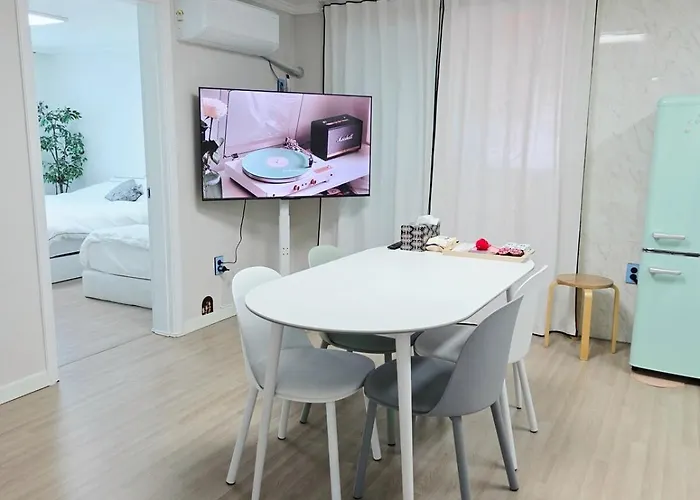 Spacious Interior Free Parking Ksquare 2 Netflix Magok Station Within Walking Distance Gimpo Airport Longterm Welcome * Seoul